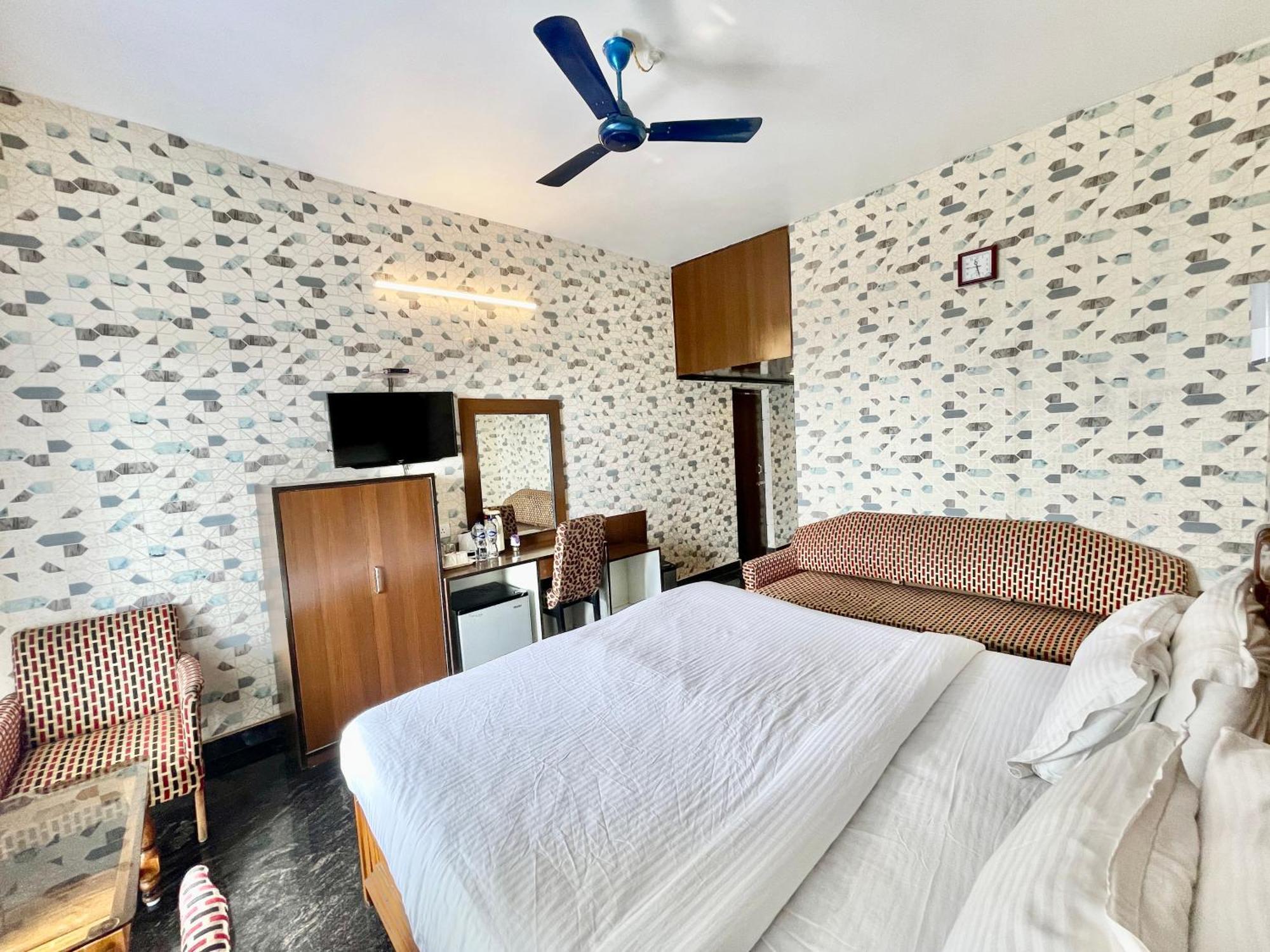 Hotel V-I Near Sea , Puri Private-Park -Gym-Spa Fully-Airconditioned-Hotel Lift-And-Parking-Facilities Breakfast-Included Bagian luar foto