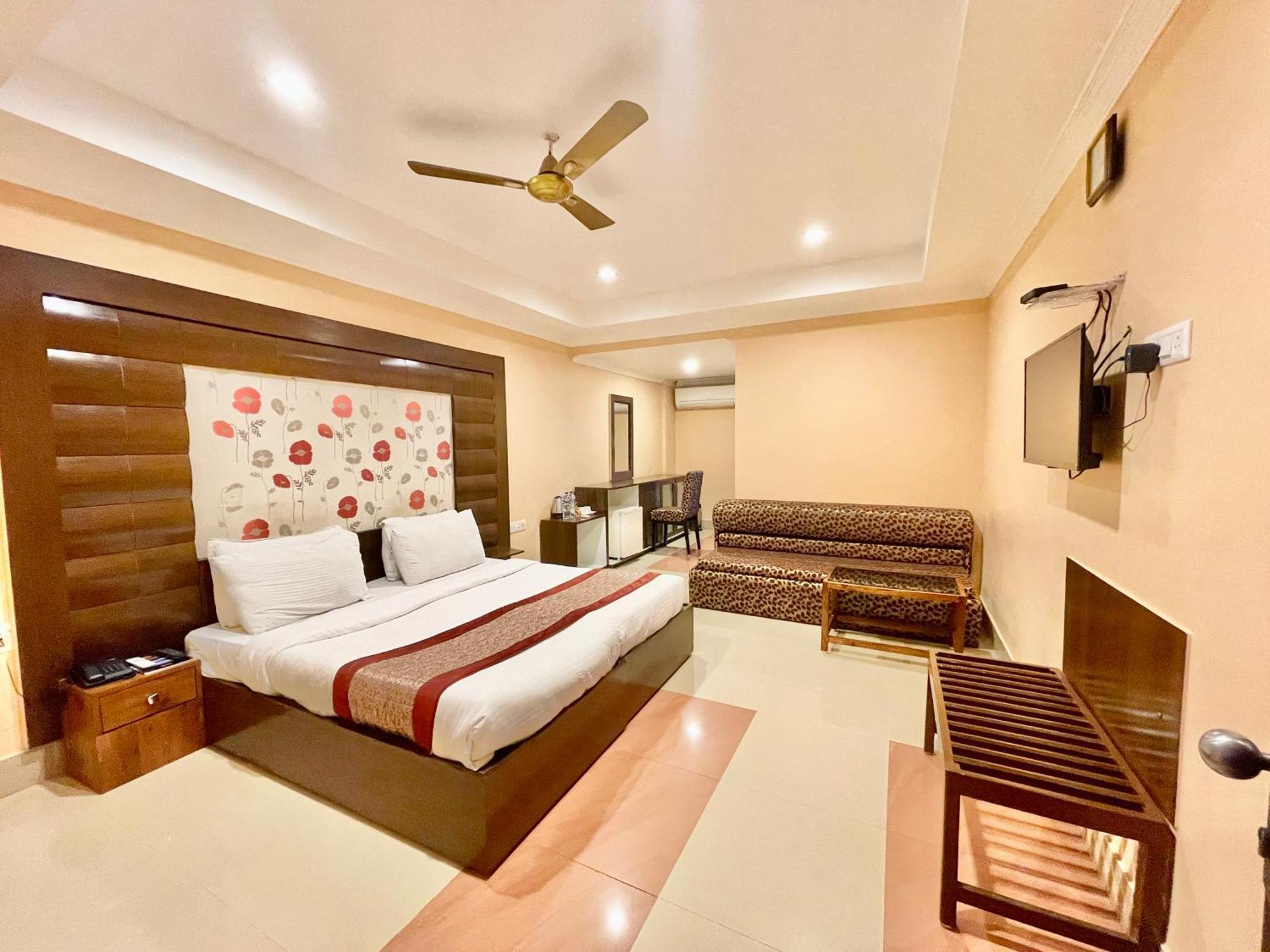 Hotel V-I Near Sea , Puri Private-Park -Gym-Spa Fully-Airconditioned-Hotel Lift-And-Parking-Facilities Breakfast-Included Bagian luar foto