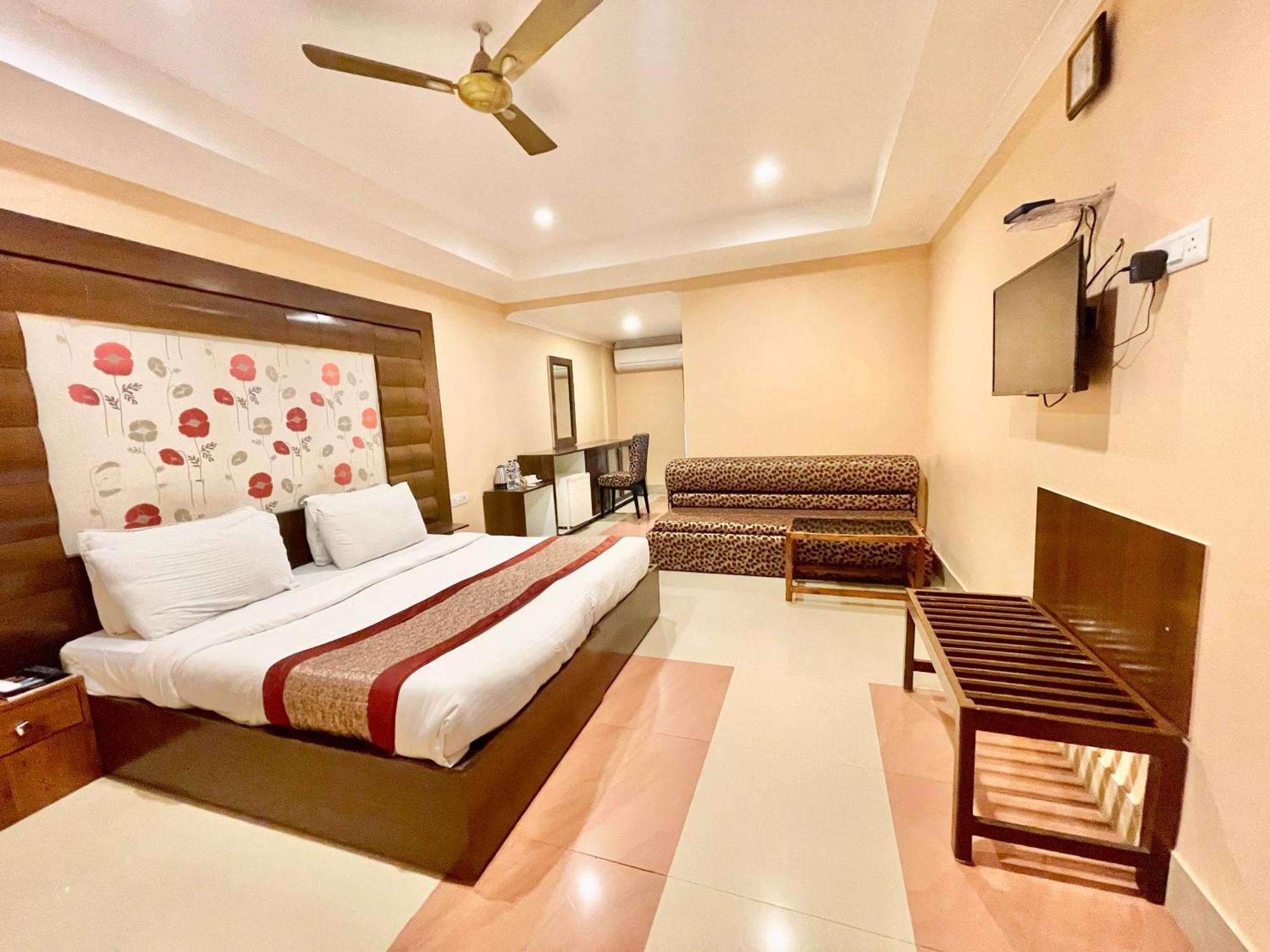 Hotel V-I Near Sea , Puri Private-Park -Gym-Spa Fully-Airconditioned-Hotel Lift-And-Parking-Facilities Breakfast-Included Bagian luar foto